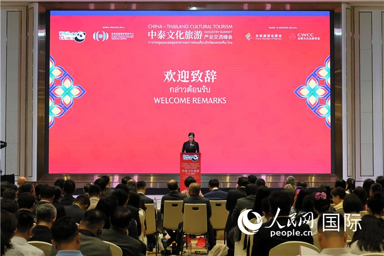 泰國(guó)文化部副部長(zhǎng)普洛伊·塔尼庫(kù)發(fā)表演講。