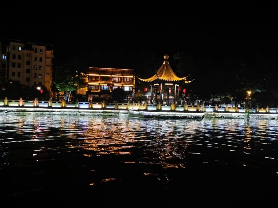 里運(yùn)河文化長廊夜景。人民網(wǎng)記者 黃鈺攝