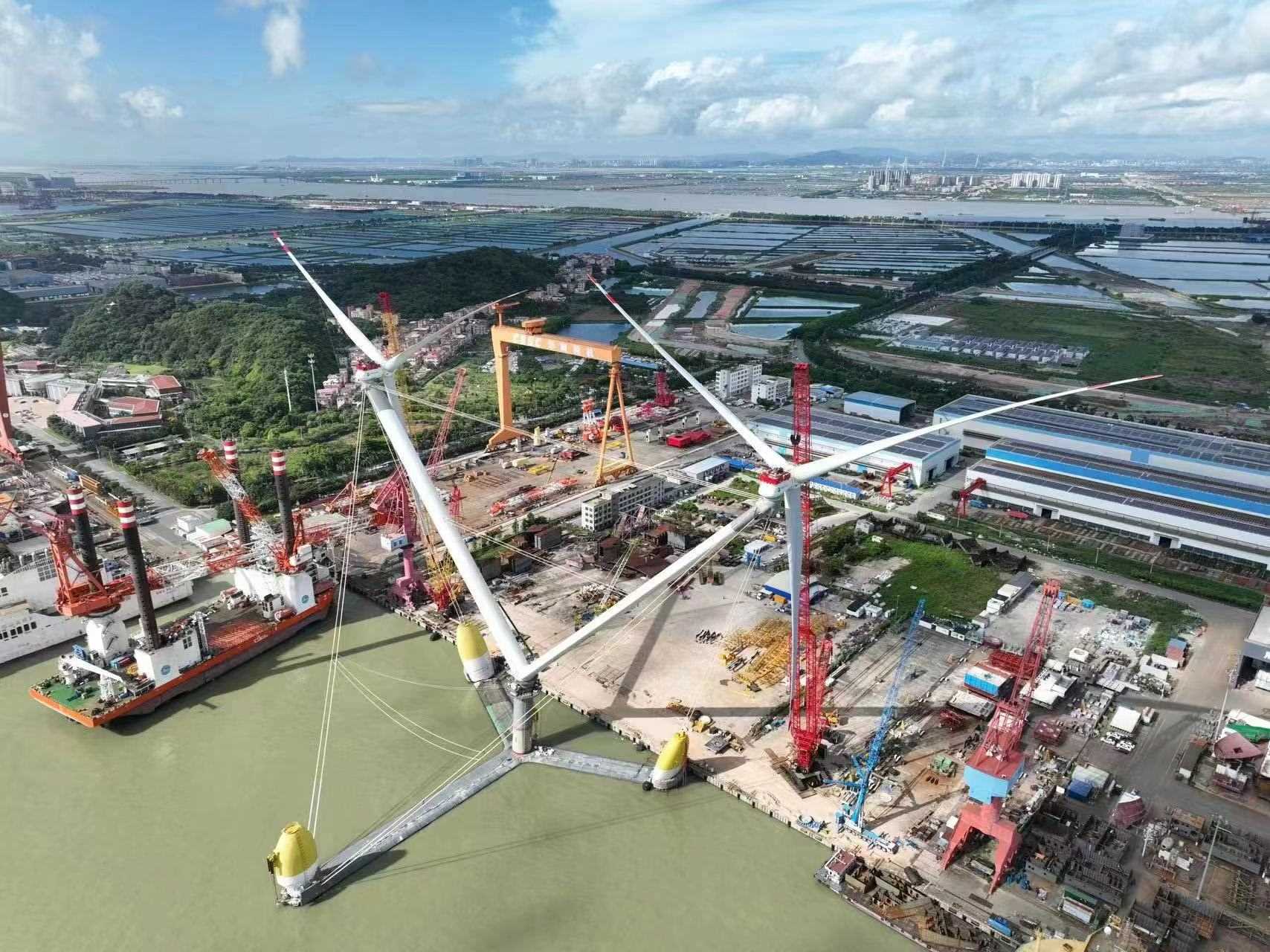 全球單體容量最大漂浮式風(fēng)電平臺吊裝完成。受訪方供圖