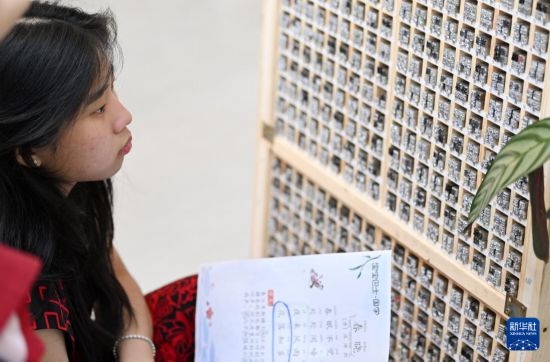 7月3日，外國學生在了解中國的活字印刷。新華社記者 李然 攝