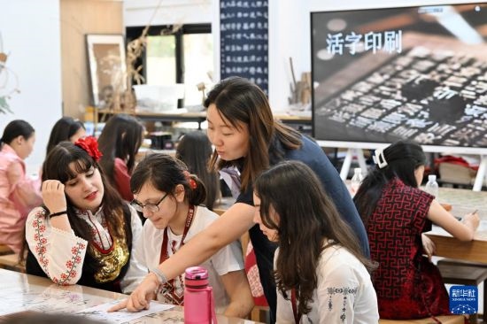 7月3日，外國學生在了解中國文化。新華社記者 李然 攝