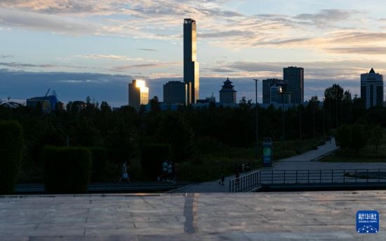 這是7月2日拍攝的哈薩克斯坦首都阿斯塔納市中心的建筑群。新華社記者 白雪騏 攝