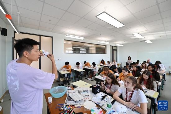 7月3日，外國學生在學習繪制京劇臉譜。新華社記者 李然 攝