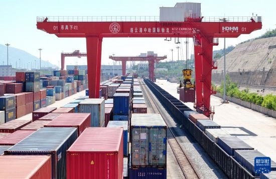 6月30日，在中哈連云港物流合作基地，大型機(jī)械在吊裝集裝箱（無人機(jī)照片）。新華社發(fā)（王健民 攝）