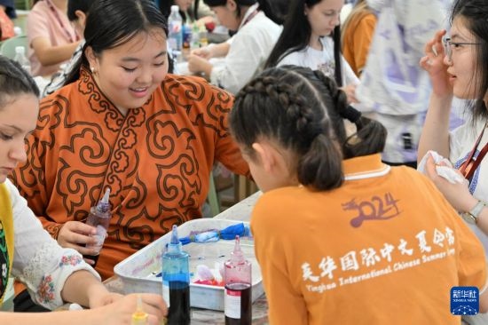 7月3日，外國學生在了解中國的染布技術。新華社記者 李然 攝