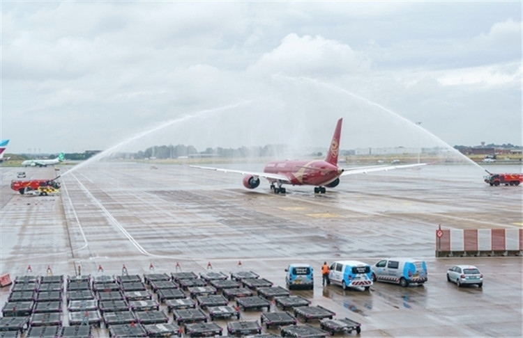 圖為布魯塞爾-上海返程航班出發(fā)前，布魯塞爾機場方面為返程航班舉行水門儀式。吉祥航空供圖