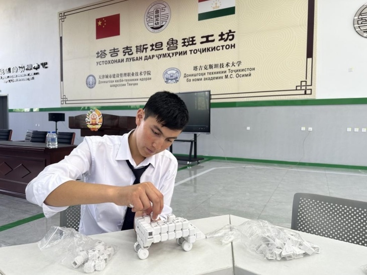 在塔吉克斯坦魯班工坊內(nèi)，學(xué)員正在操作能力源創(chuàng)新套件。本報(bào)記者 屈佩 攝