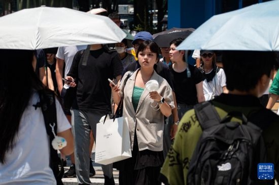7月4日，人們在日本東京原宿的街道上行走。新華社記者 張笑宇 攝
