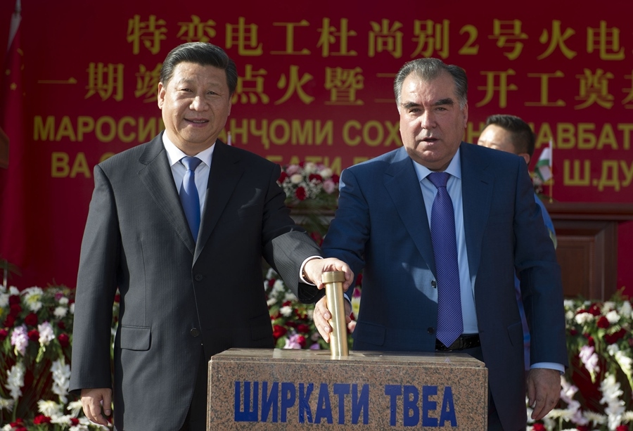 2014年9月13日，國(guó)家主席習(xí)近平和塔吉克斯坦總統(tǒng)拉赫蒙在杜尚別共同出席中塔兩國(guó)重大合作項(xiàng)目——杜尚別2號(hào)熱電廠一期工程竣工儀式、二期工程開工儀式。這是習(xí)近平和拉赫蒙一同將裝有兩國(guó)元首簽名二期工程奠基紀(jì)念頁(yè)的金色金屬管放入水泥墩中。新華社記者 黃敬文 攝