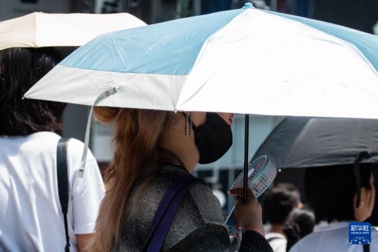 7月4日，人們在日本東京原宿的街道上等待紅綠燈。新華社記者 張笑宇 攝