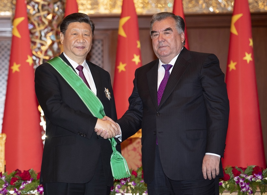 2019年6月15日，國(guó)家主席習(xí)近平在杜尚別出席儀式，接受塔吉克斯坦總統(tǒng)拉赫蒙授予“王冠勛章”。新華社記者 沙達(dá)提 攝