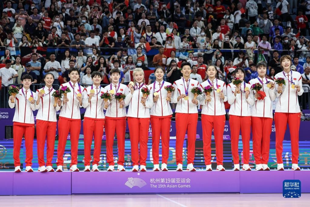2023年10月5日，在杭州亞運(yùn)會(huì)籃球項(xiàng)目女子決賽中，中國隊(duì)以74比72戰(zhàn)勝日本隊(duì)，奪得冠軍。圖為中國隊(duì)球員在頒獎(jiǎng)儀式上。新華社記者 潘昱龍 攝