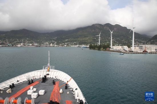 7月5日，中國(guó)海軍“和平方舟”號(hào)醫(yī)院船抵達(dá)塞舌爾維多利亞新港碼頭。新華社發(fā)（劉志磊 攝）