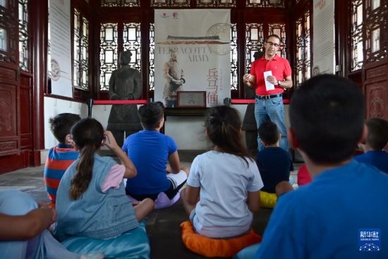 7月4日，在馬耳他桑塔露琪亞市的中國(guó)古典園林“靜園”，人們聆聽(tīng)關(guān)于兵馬俑的講解。新華社發(fā)（喬納森·博格 攝）