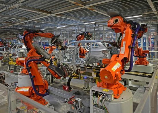 在華晨寶馬沈陽(yáng)鐵西工廠車身車間，機(jī)器臂在焊接車身（2022年2月16日攝）。新華社記者 楊青 攝