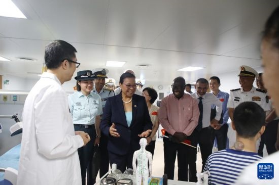 7月5日，塞舌爾衛(wèi)生部長(zhǎng)維多在中國(guó)海軍“和平方舟”號(hào)醫(yī)院船上參觀中醫(yī)診室。新華社發(fā)（劉志磊 攝）