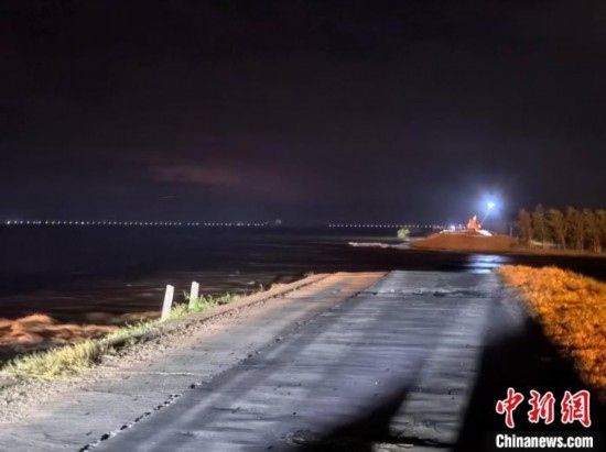  7月6日凌晨，湖南岳陽華容縣團洲垸洞庭湖一線堤防決口現(xiàn)場。中新社記者 白祖偕 攝