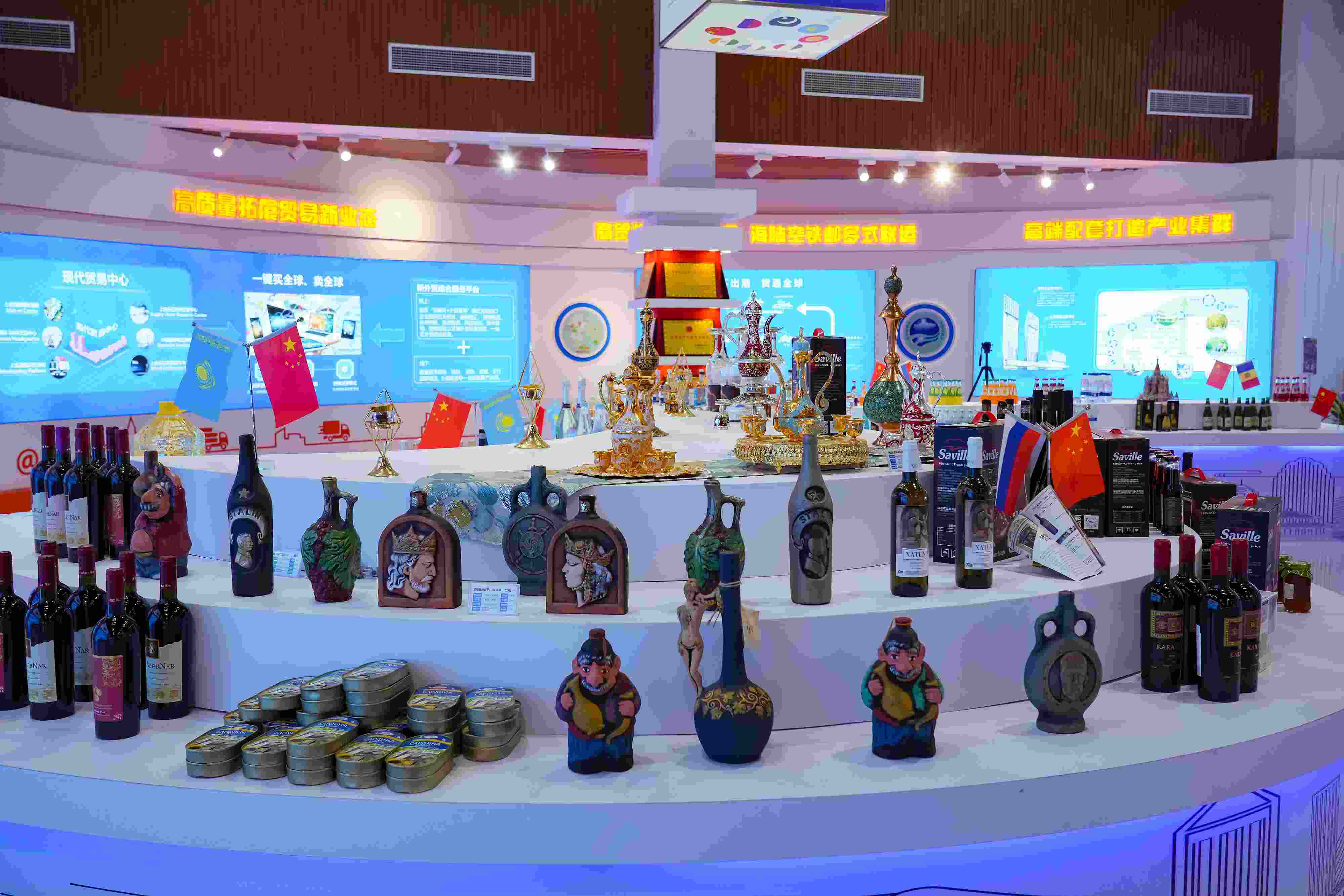 2022年10月19日，青島，上合示范區(qū)展出的上合組織國(guó)家特色商品。