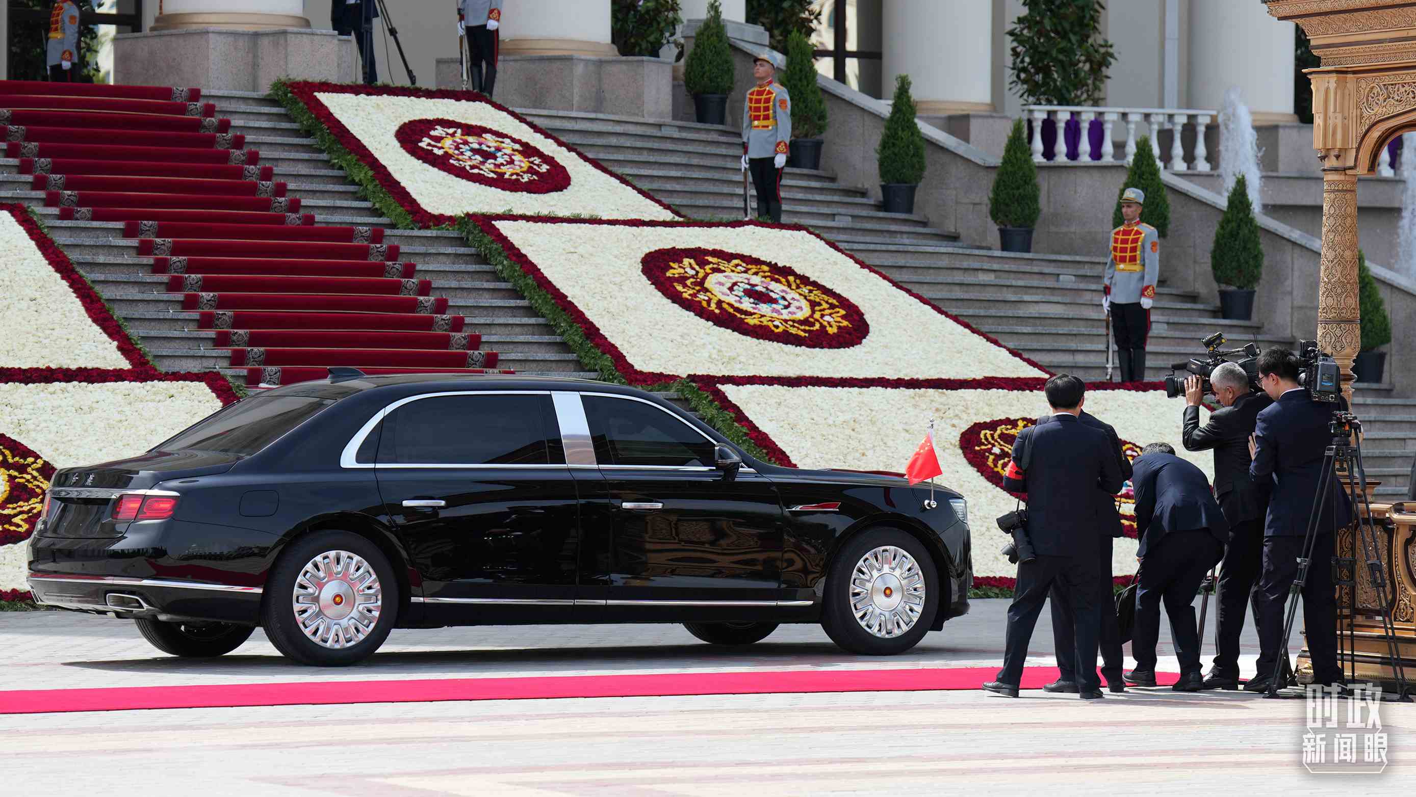 △習(xí)主席乘坐的紅旗車抵達(dá)塔總統(tǒng)府。（總臺記者李晉拍攝）