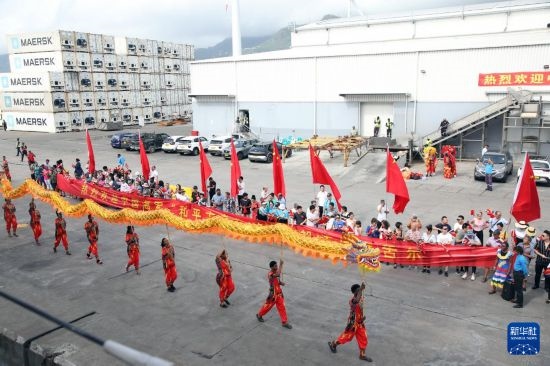 這是7月5日在塞舌爾維多利亞新港碼頭拍攝的歡迎儀式。新華社發(fā)（劉志磊 攝）