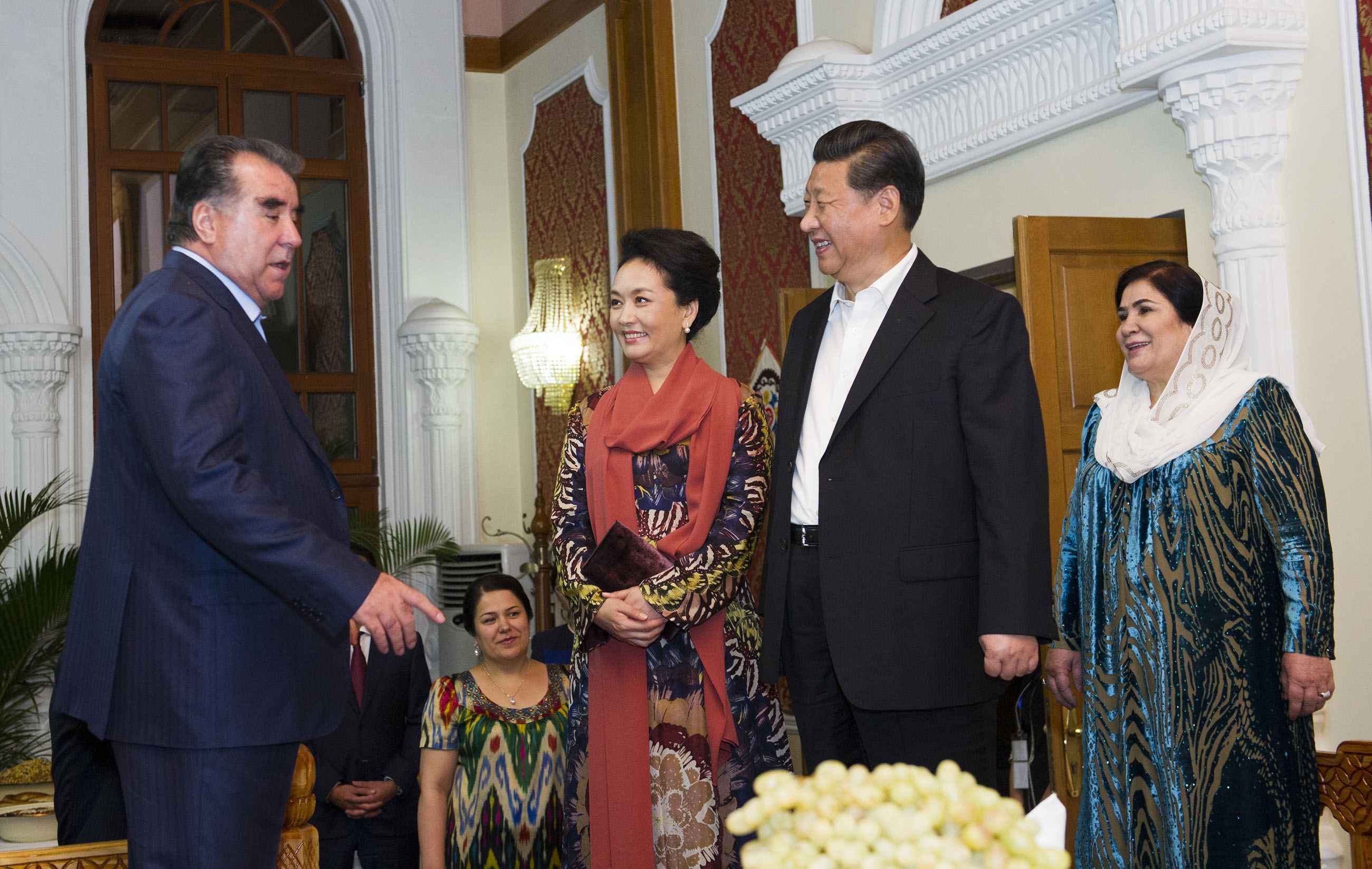 2014年9月12日，習(xí)近平主席在杜尚別出席塔吉克斯坦總統(tǒng)拉赫蒙舉行的家宴。這是習(xí)近平主席和夫人彭麗媛在拉赫蒙夫婦陪同下參觀總統(tǒng)官邸。