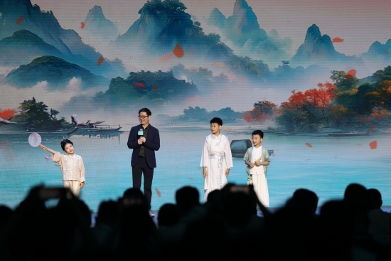 酈波與小朋友們對(duì)詩(shī)。