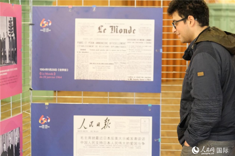 蒙達(dá)爾紀(jì)市民駐足“中法建交六十周年”圖片展。人民網(wǎng)記者 于超凡攝