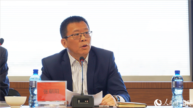 張朝陽(yáng)代會(huì)長(zhǎng)做協(xié)會(huì)上半年工作匯報(bào)。人民網(wǎng) 劉暢攝