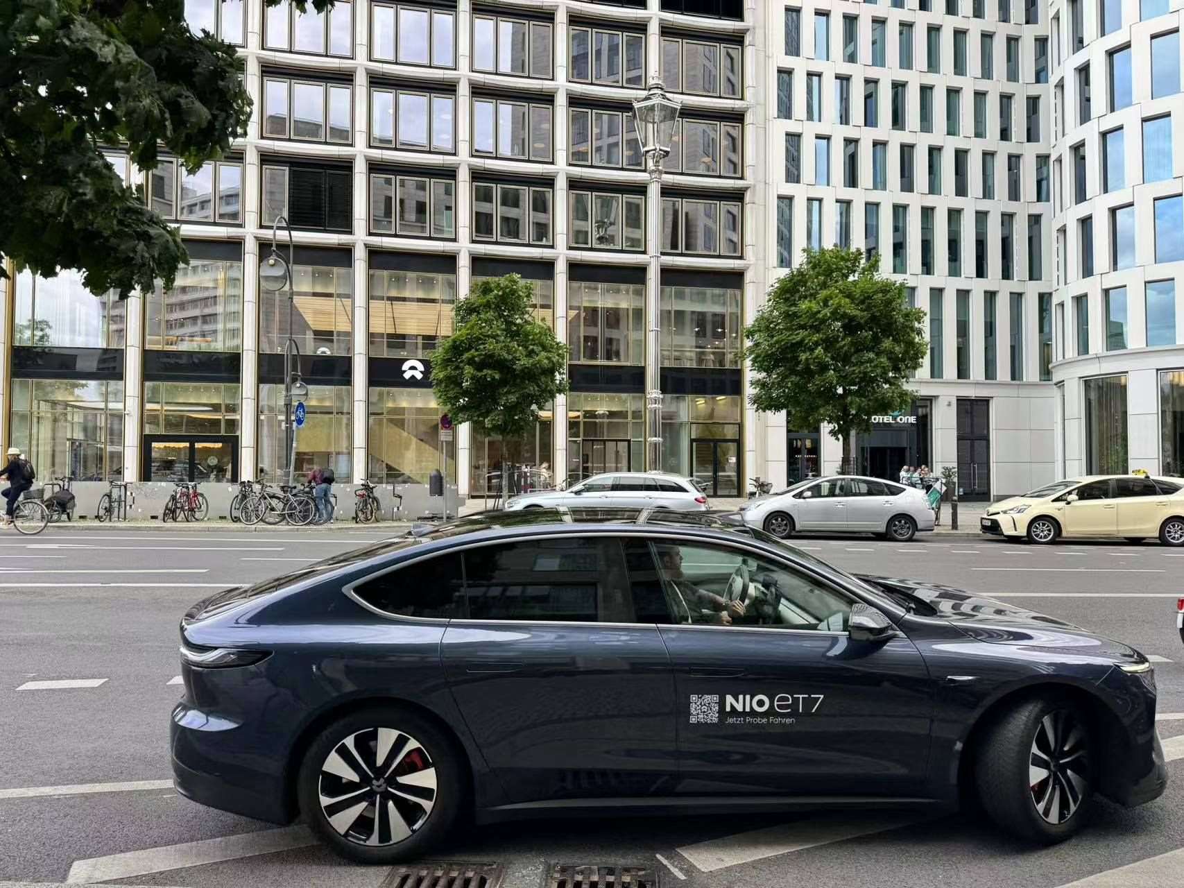 消費(fèi)者在蔚來柏林智能駕駛中心前試駕電動(dòng)汽車。 人民網(wǎng)記者 李強(qiáng)攝