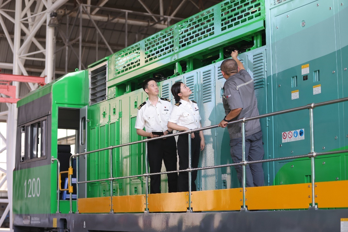 常州海關(guān)關(guān)員了解氫能源機(jī)車生產(chǎn)流程。魏幫軍攝