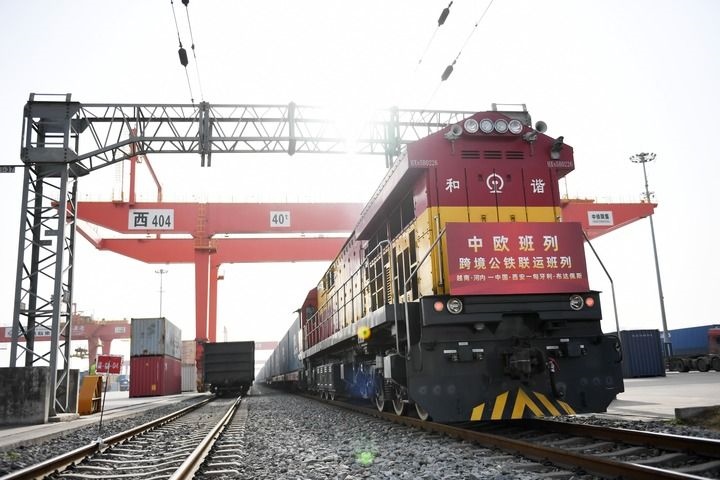 中歐班列（越南·河內(nèi)——中國·西安——匈牙利·布達(dá)佩斯）跨境公鐵聯(lián)運班列準(zhǔn)備發(fā)車（2024年3月7日攝）。新華社記者 李一博 攝