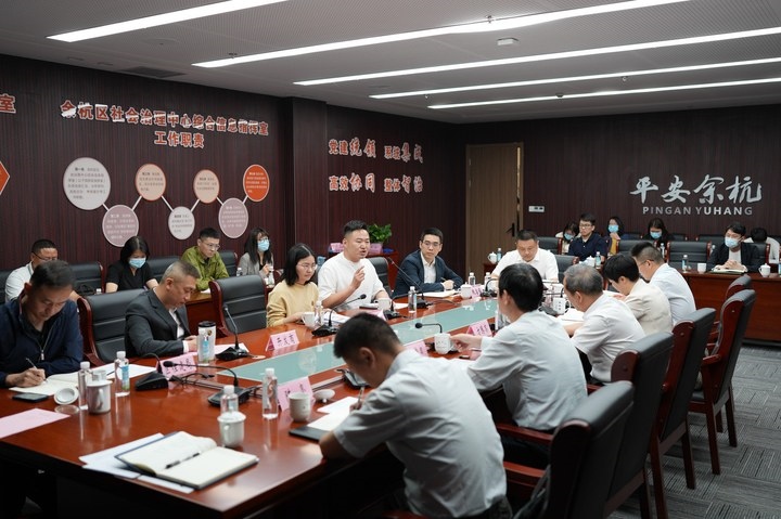 由浙江省信訪局和相關部門負責人組成的下訪團在杭州市余杭區(qū)社會治理中心接待來訪群眾。新華社記者 翁忻旸 攝