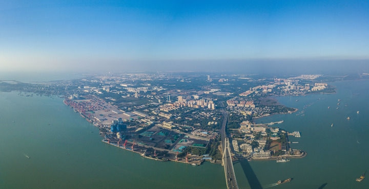 海南自貿(mào)港重點園區(qū)——洋浦經(jīng)濟開發(fā)區(qū)（2023年12月31日攝，無人機全景照片）。新華社記者 蒲曉旭 攝