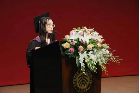 鐘芳蓉在北京大學(xué)考古文博學(xué)院畢業(yè)典禮上發(fā)言。校方供圖
