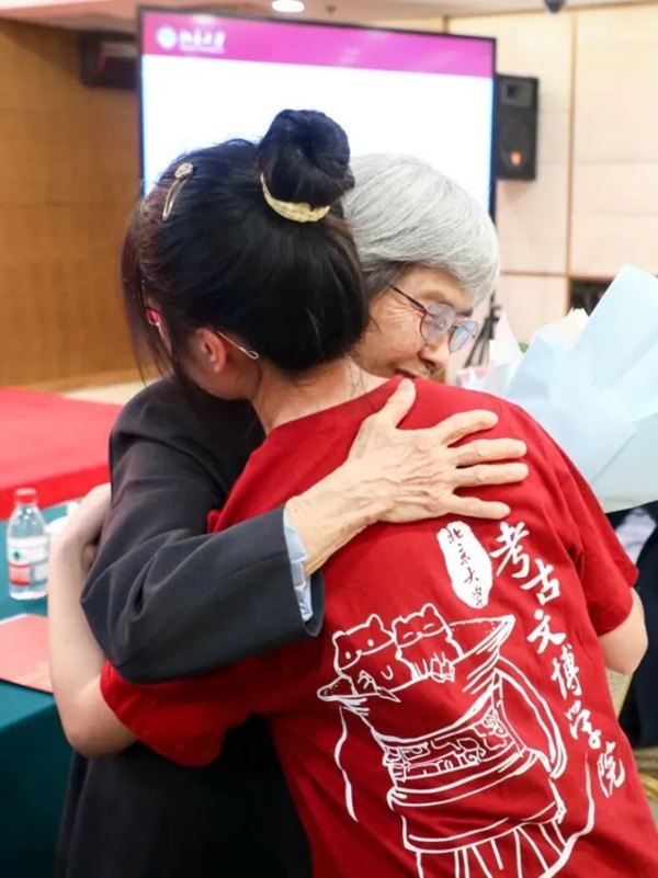 2023年，在校友向母校捐贈儀式上，鐘芳蓉與樊錦詩擁抱。校方供圖