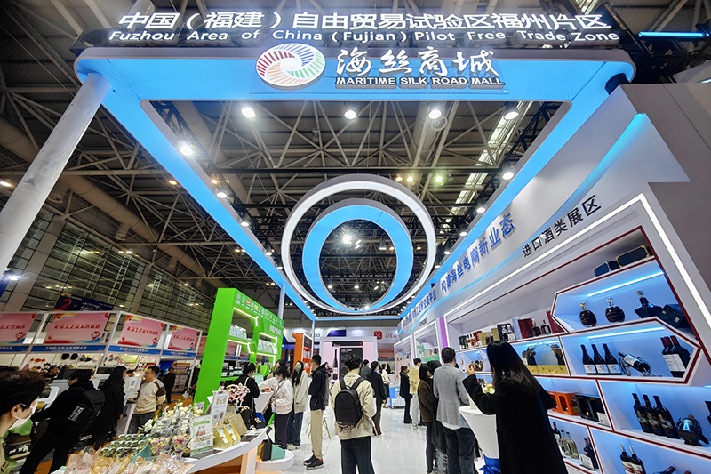 2024年3月18日，第四屆中國跨境電商交易會在福建福州開幕。展會聚焦“鏈接跨境全流域 共建電商新生態(tài)”，集聚全國80余個外貿(mào)產(chǎn)業(yè)帶的上千家供應(yīng)鏈企業(yè)。
