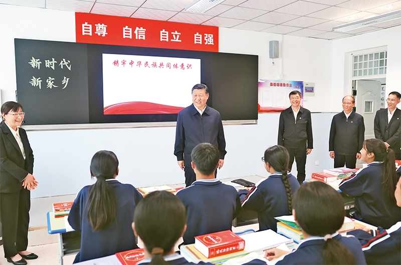 2024年6月18日至19日，中共中央總書(shū)記、國(guó)家主席、中央軍委主席習(xí)近平在青?？疾?。這是18日下午，習(xí)近平在果洛西寧民族中學(xué)高一（1）班觀摩“新時(shí)代、新家鄉(xiāng)”主題思政課。 新華社記者 鞠鵬/攝