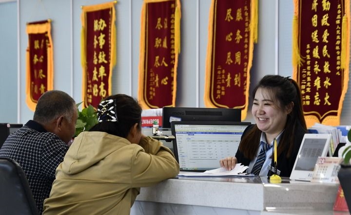 2024年3月25日，北京市大興區(qū)龐各莊鎮(zhèn)政務(wù)服務(wù)中心的工作人員耐心為群眾解答問題。大興區(qū)龐各莊鎮(zhèn)政務(wù)服務(wù)中心用“最多跑一次”的工作理念為企業(yè)和群眾提供了便利化、精準(zhǔn)化、個性化的衍生服務(wù)。新華社記者 李欣 攝