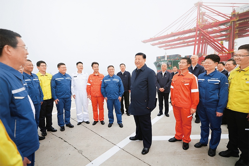 2024年5月22日至24日，中共中央總書(shū)記、國(guó)家主席、中央軍委主席習(xí)近平在山東考察。這是22日下午，習(xí)近平在日照港親切慰問(wèn)港口科技工作者、運(yùn)營(yíng)人員、航運(yùn)人員。 新華社記者 鞠鵬/攝