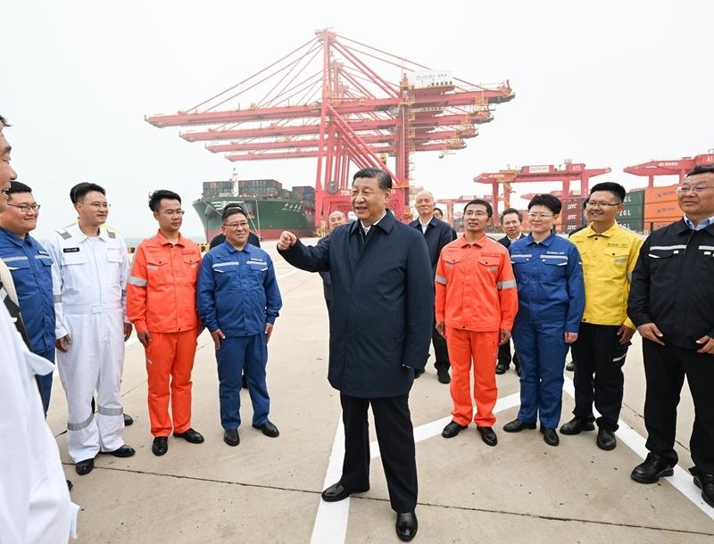 △2024年5月22日，習(xí)近平總書記在山東日照港親切慰問港口科技工作者、運營人員、航運人員。