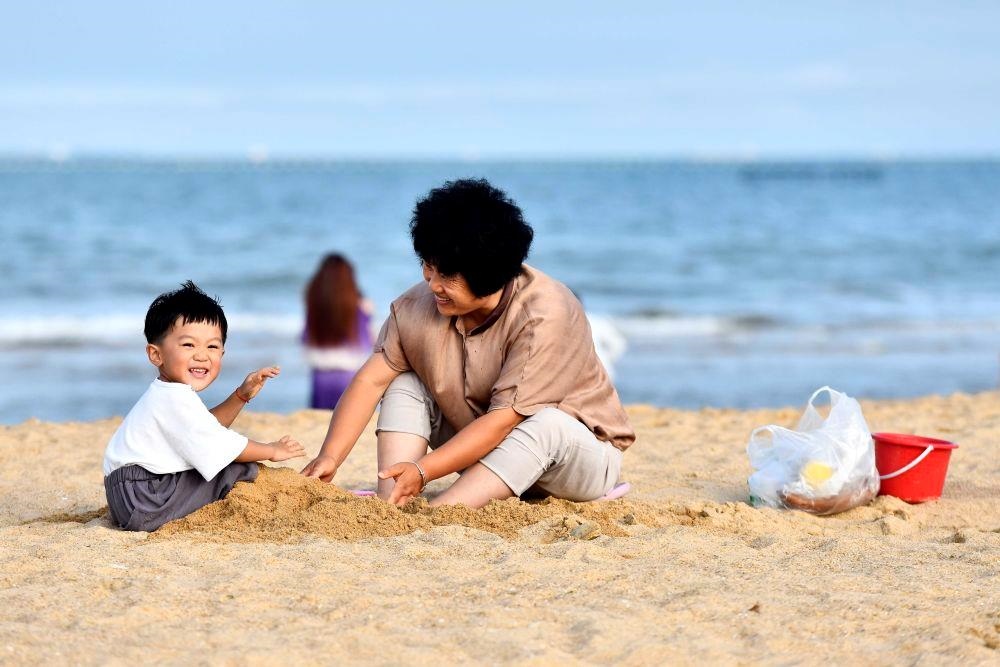 △山東日照陽光海岸綠道沙灘一角。近年來，日照還海于民、還景于民，在保留松林、沙灘、礁石和濕地資源的基礎(chǔ)上，修復(fù)整治生態(tài)岸線，打造出一條長約28公里的陽光海岸綠道，吸引眾多市民游客度假休閑。