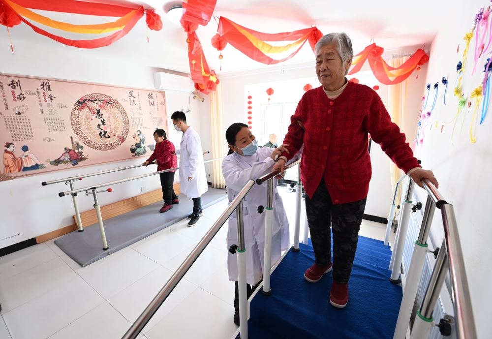 在河北省香河縣安平鎮(zhèn)運河新村醫(yī)養(yǎng)中心，老年人在進行康復(fù)訓(xùn)練（2024年2月29日攝）。新華社記者 王曉 攝