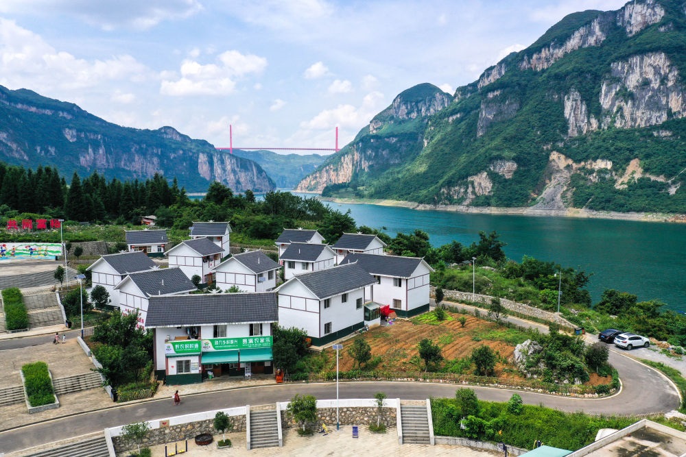 這是貴州省黔西市新仁苗族鄉(xiāng)化屋村麻窩寨易地搬遷集中安置點（2021年7月24日攝，無人機照片）。新華社記者 楊文斌 攝