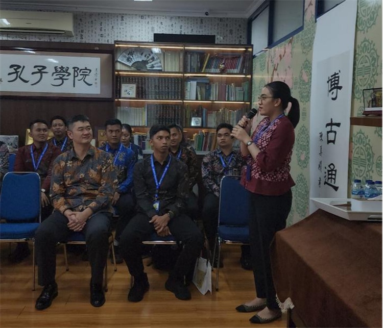 警察學(xué)員用漢語進行自我介紹 。活動主辦方供圖