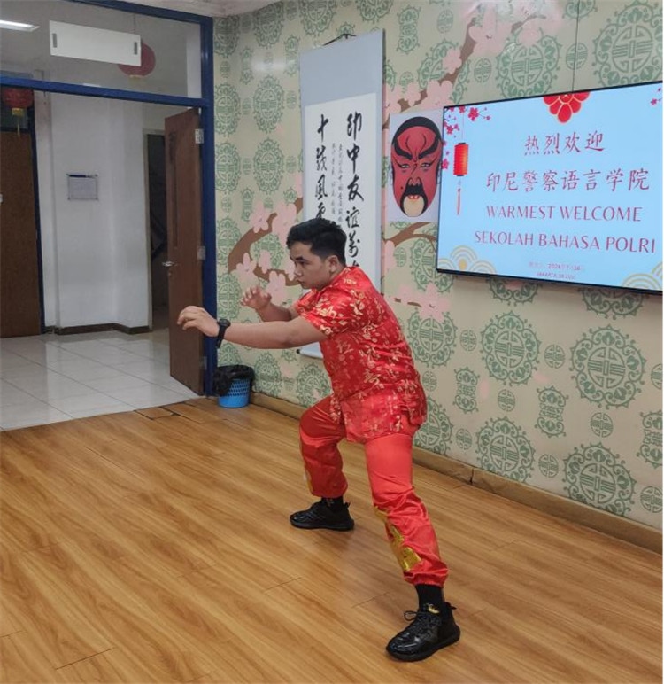 警察學(xué)員表演武術(shù)?；顒又鬓k方供圖