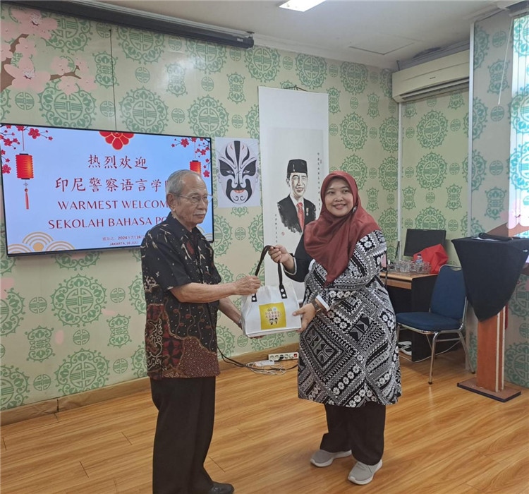 拉哈尤·蘇珊蒂與穆尼交換禮品?；顒又鬓k方供圖