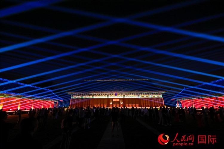 “光影北京——2024世界燈光師大會(huì)”開(kāi)幕式當(dāng)晚的燈光秀表演。人民網(wǎng)記者 趙益普攝