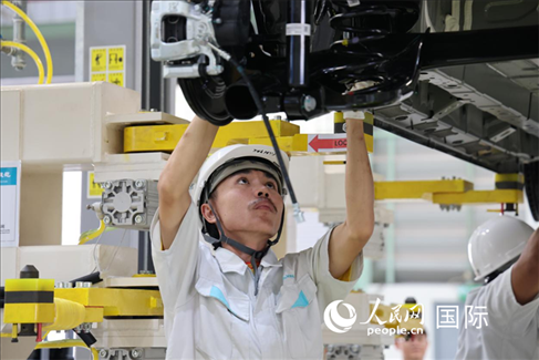 工人在廣汽埃安泰國(guó)智能生態(tài)工廠檢查汽車底座。 人民網(wǎng)記者 張矜若 攝