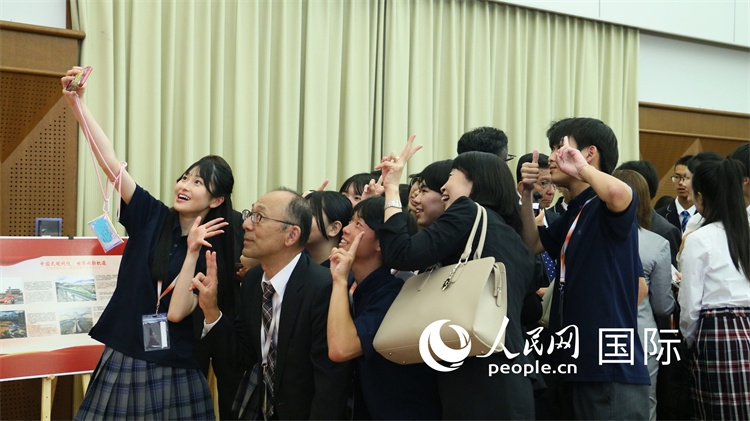 歡迎會現(xiàn)場，中日小大使歡樂互動。人民網(wǎng) 許可攝
