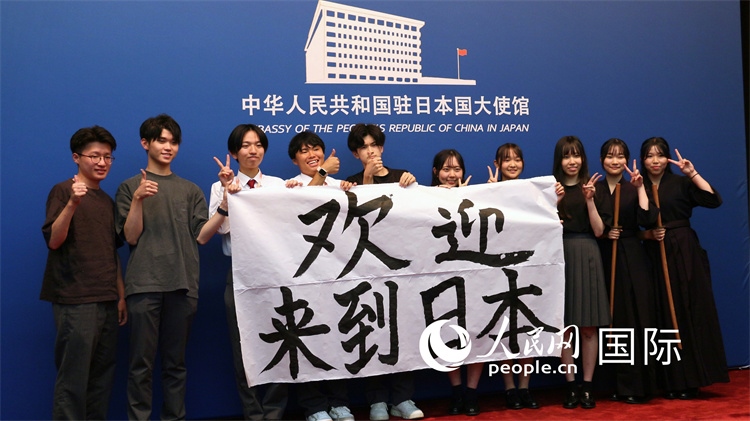 日本小大使現(xiàn)場書寫“歡迎來到日本”。人民網(wǎng) 許可攝